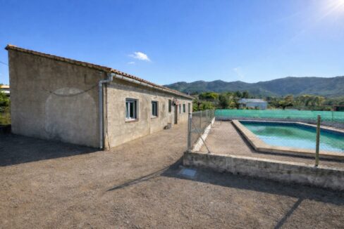 Piscina y edificio en el campo