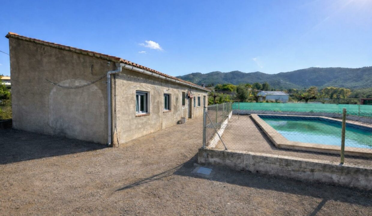 Piscina y edificio en el campo