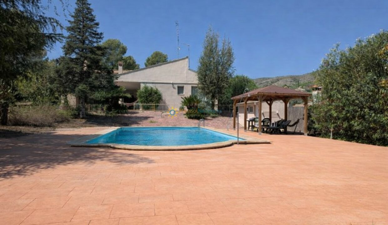 Piscina y gazebo en un día soleado