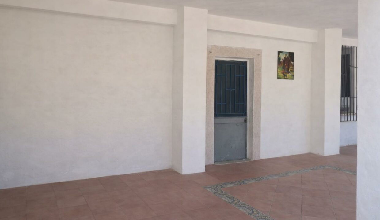 Porche antiguo con columnas blancas(1)