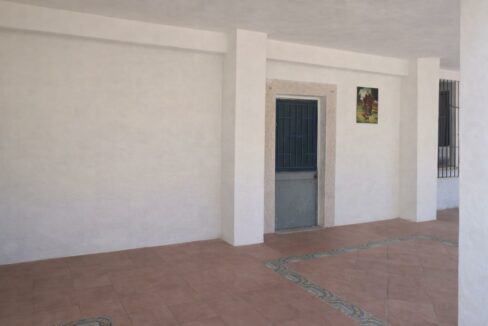 Porche antiguo con columnas blancas(1)