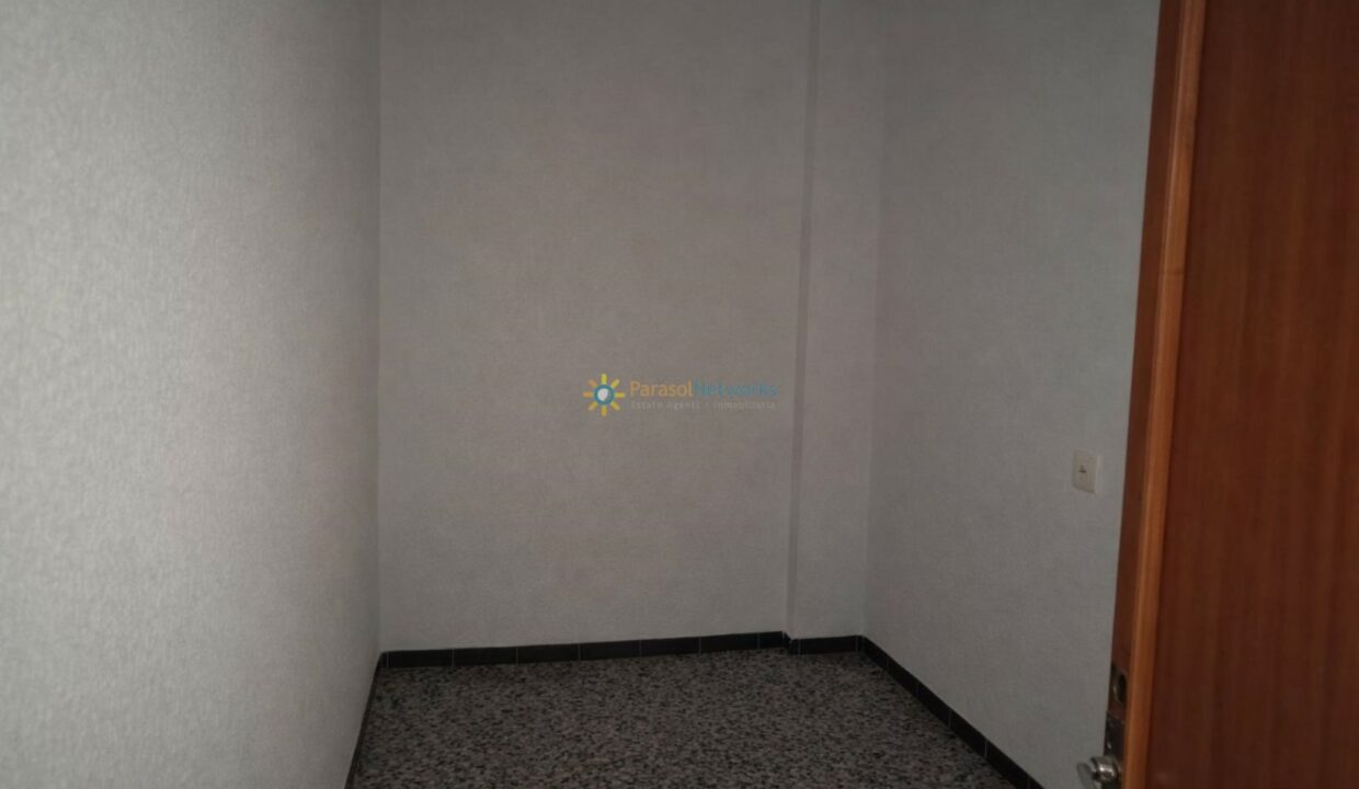 Puerta abierta a habitación vacía