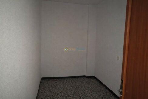 Puerta abierta a habitación vacía