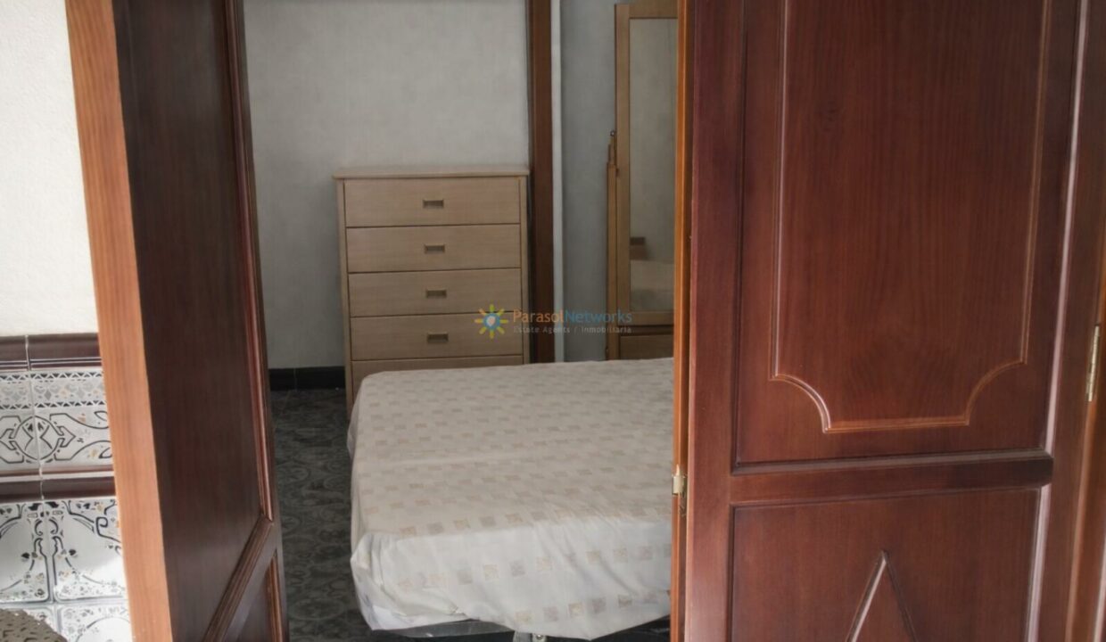 Puerta abierta a un dormitorio acogedor