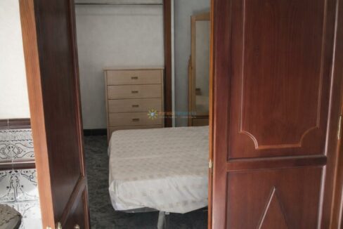 Puerta abierta a un dormitorio acogedor