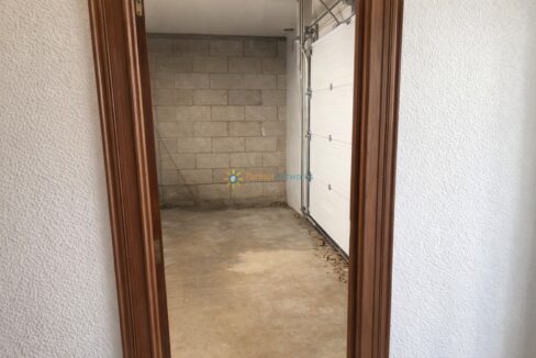 Puerta abierta hacia el garage iluminado