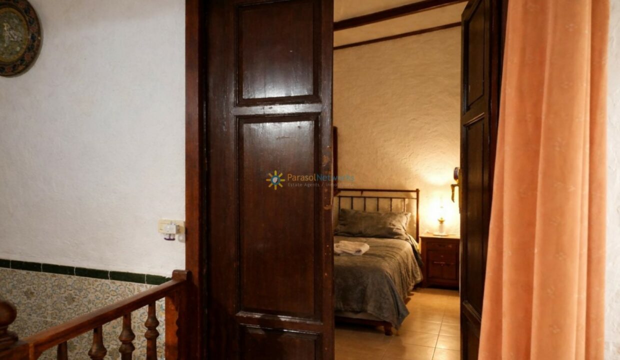 Puerta abierta hacia la habitación acogedora