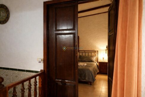 Puerta abierta hacia la habitación acogedora