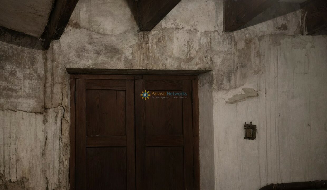 Puerta antigua en habitación deteriorada