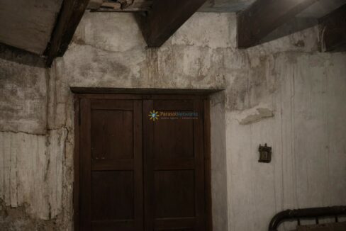 Puerta antigua en habitación deteriorada