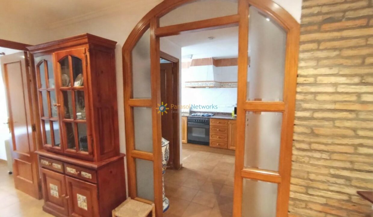 Puerta arqueada y gabinete de madera