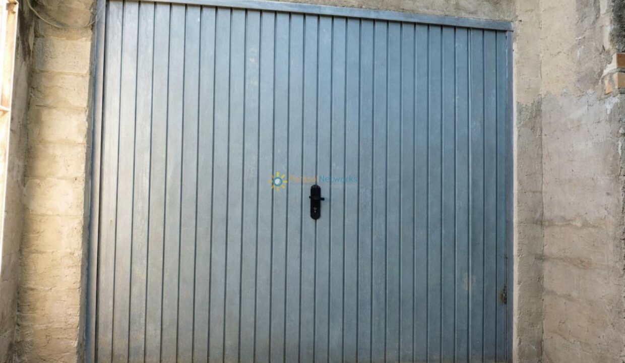 Puerta de garaje azul envejecida