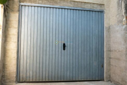 Puerta de garaje azul envejecida