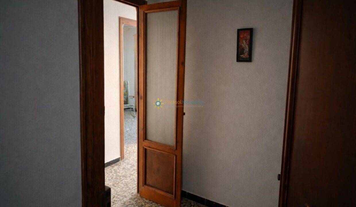 Puerta de madera en pasillo tenue