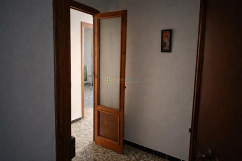 Puerta de madera en pasillo tenue