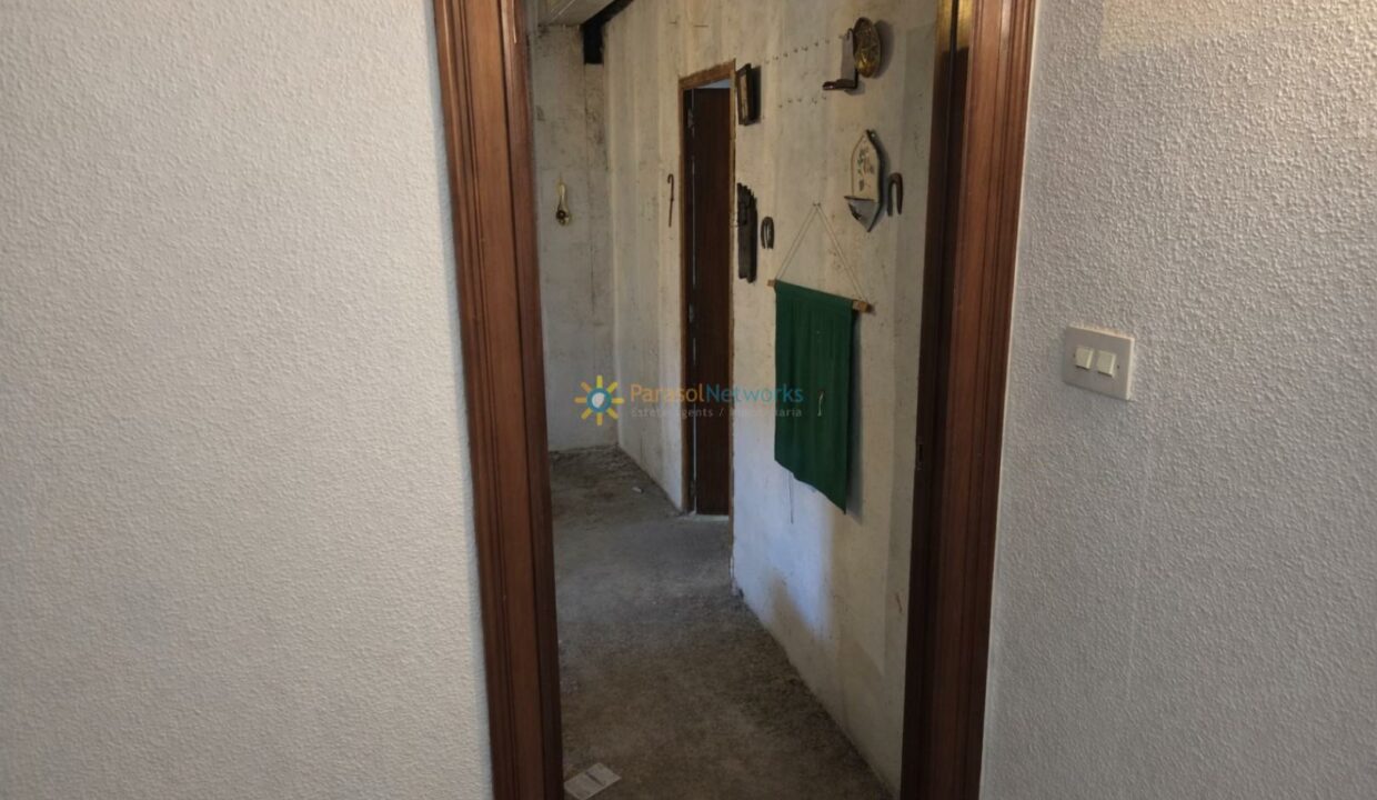 Puerta hacia un espacio vacío