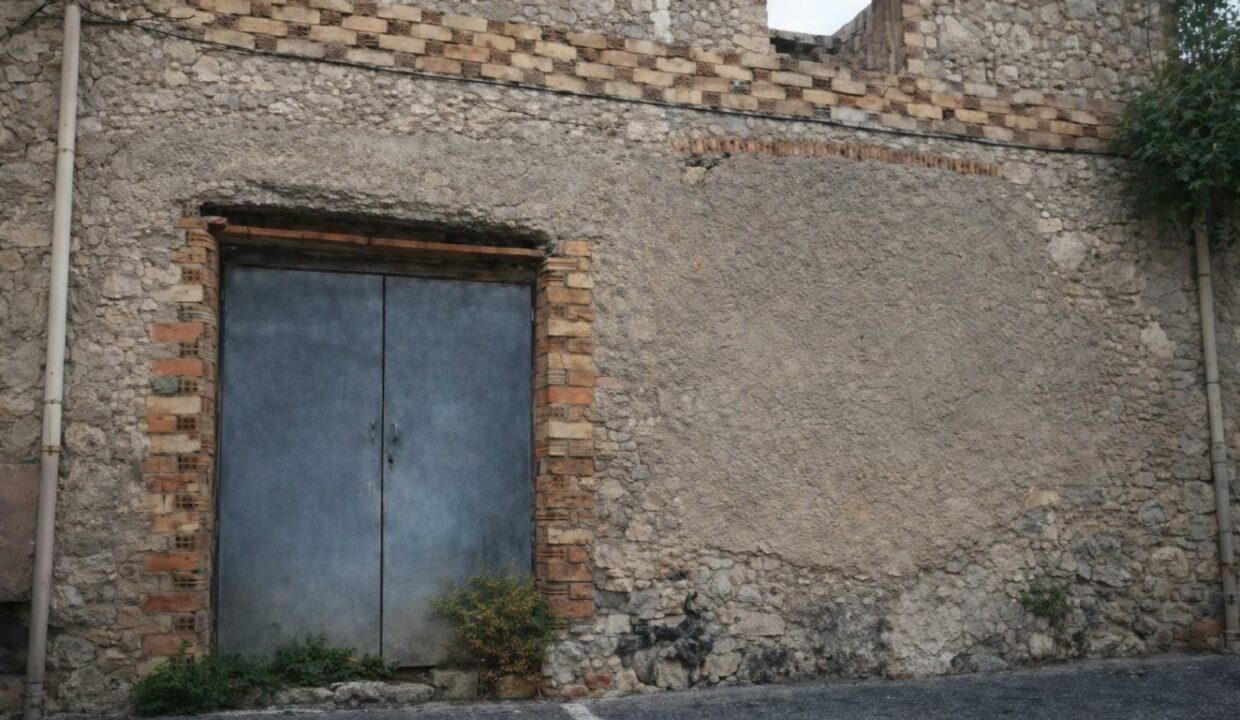 Puerta metálica y pared envejecida