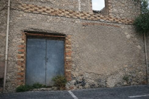 Puerta metálica y pared envejecida