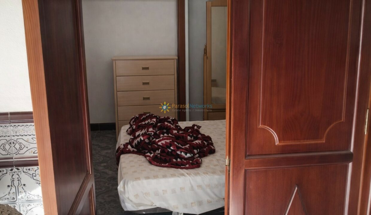 Puertas abiertas a un dormitorio elegante