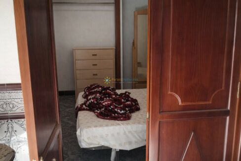 Puertas abiertas a un dormitorio elegante