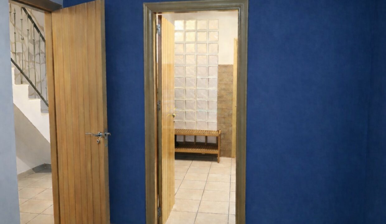 Puertas abiertas y banco de madera