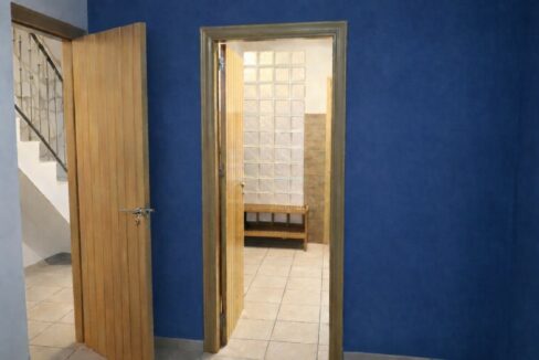 Puertas abiertas y banco de madera