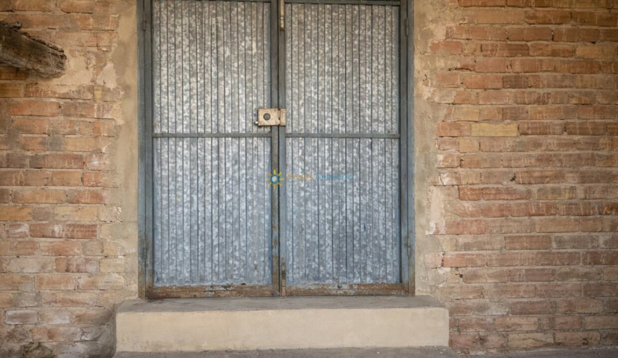 Puertas metálicas en pared de ladrillo