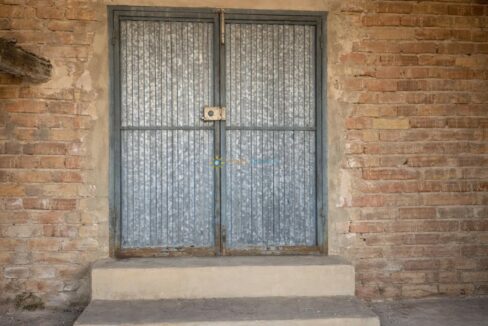 Puertas metálicas en pared de ladrillo