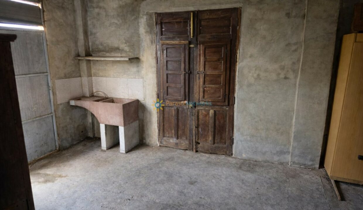 Puertas viejas en una habitación vacía