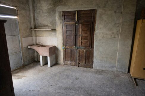 Puertas viejas en una habitación vacía