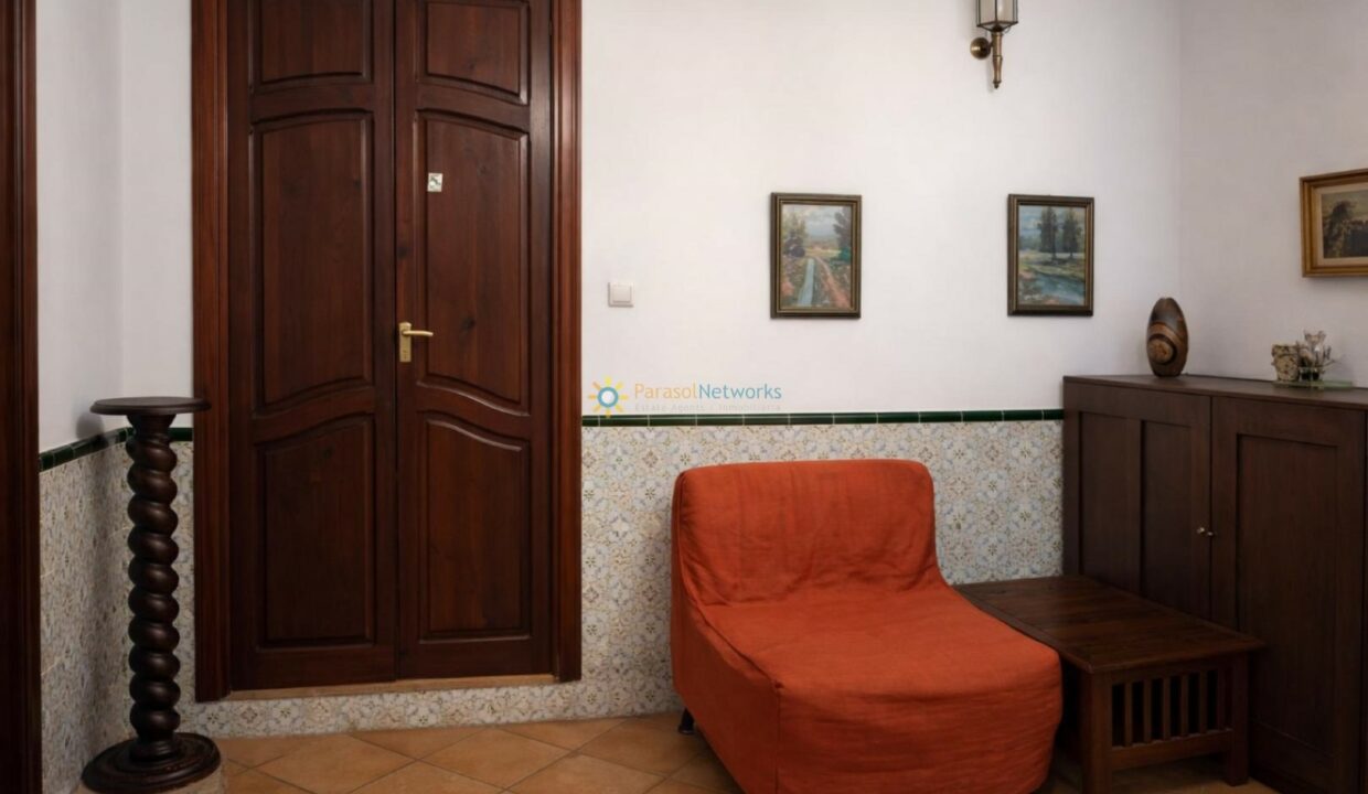 Rincón acogedor con puertas de madera