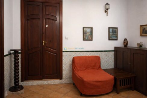 Rincón acogedor con puertas de madera