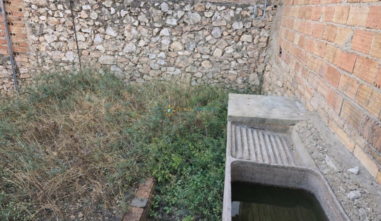 Rincón rústico con lavabo deteriorado