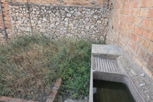 Rincón rústico con lavabo deteriorado