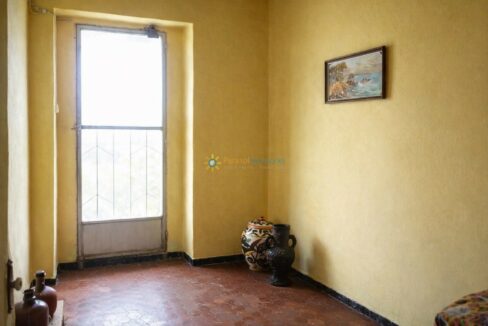 Rincón soleado con cerámica decorativa