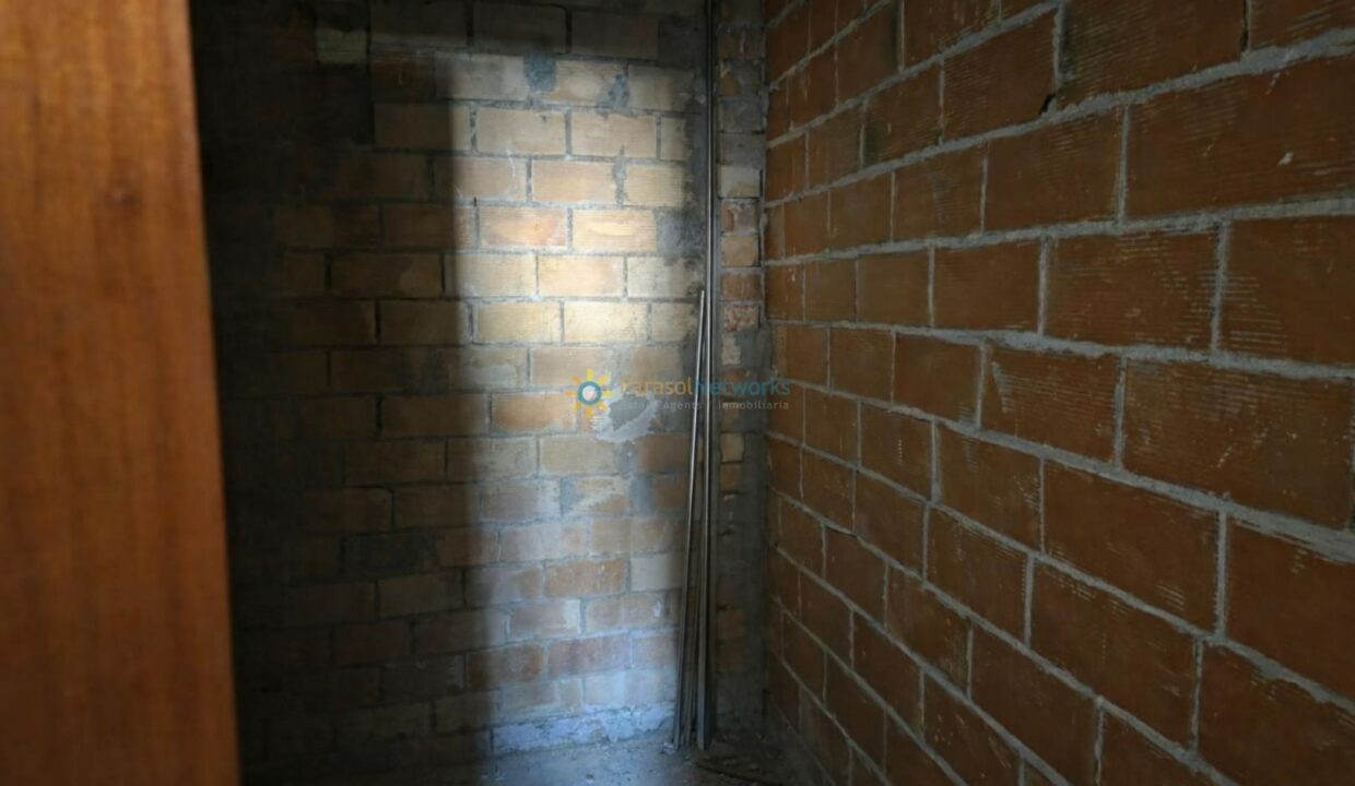 Sala abandonada con luz tenue
