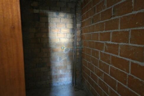 Sala abandonada con luz tenue