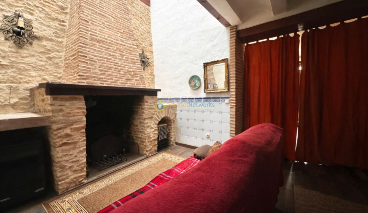 Sala acogedora con chimenea rústica
