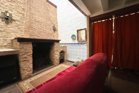 Sala acogedora con chimenea rústica