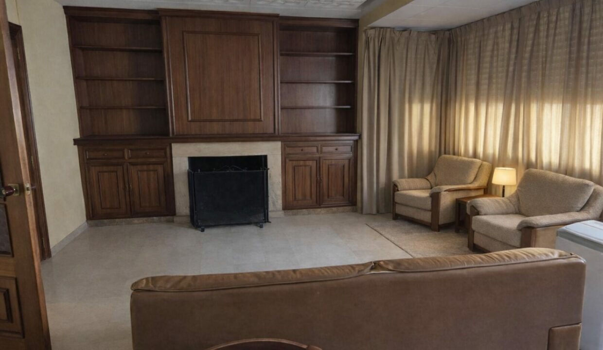 Sala acogedora con estantería y chimenea