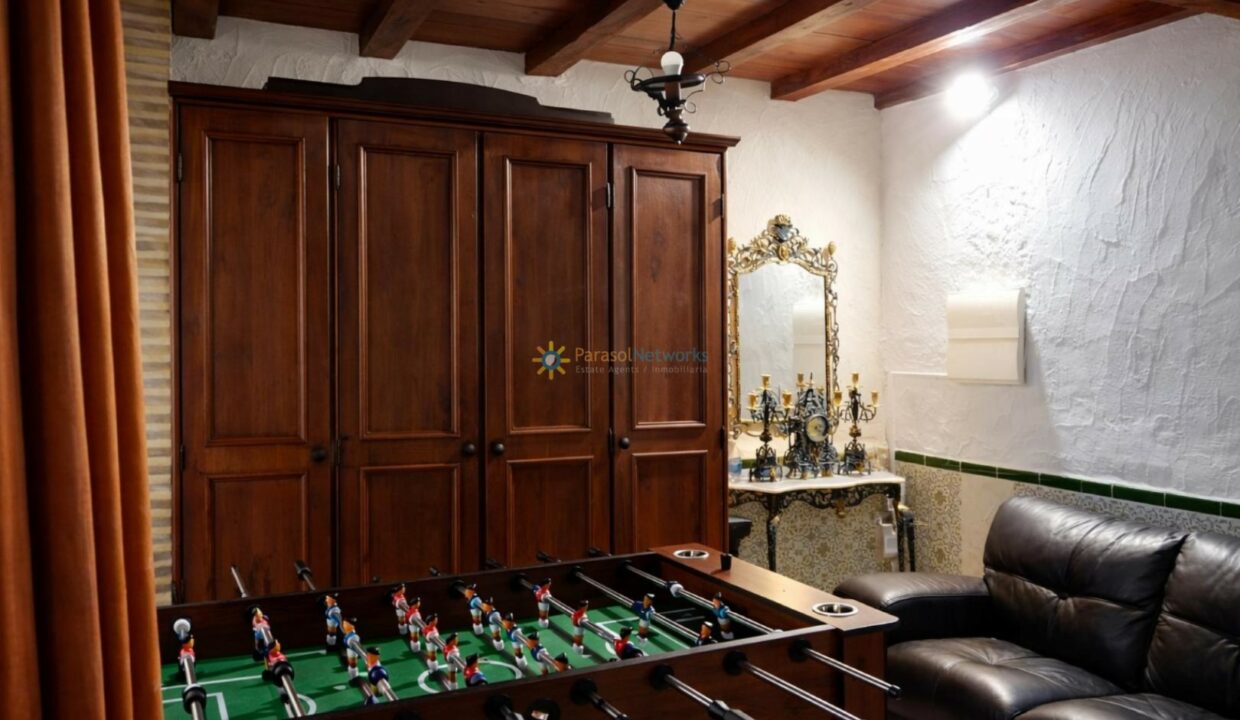 Sala acogedora con mesa de futbolín