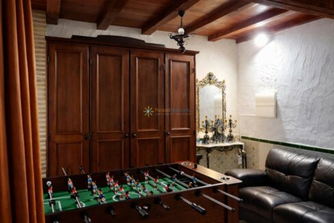 Sala acogedora con mesa de futbolín