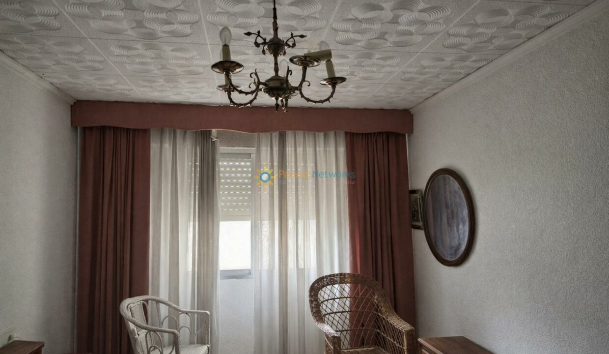 Sala acogedora con muebles de mimbre