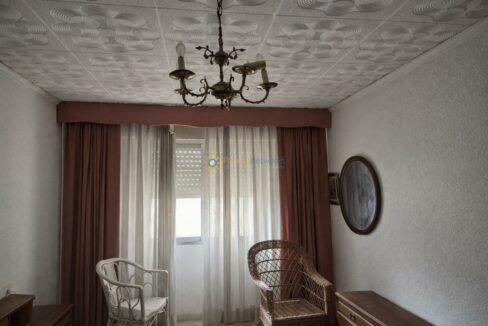 Sala acogedora con muebles de mimbre