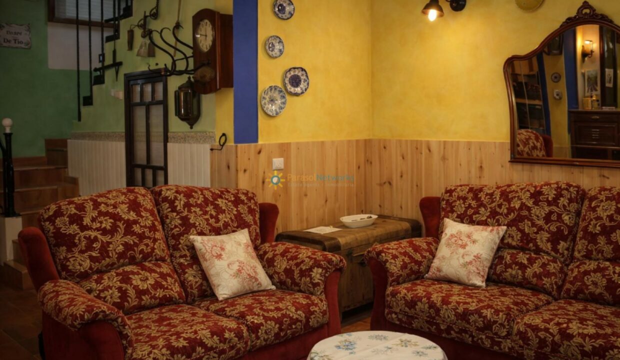Sala acogedora con sofás rojos
