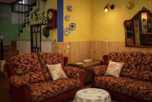 Sala acogedora con sofás rojos