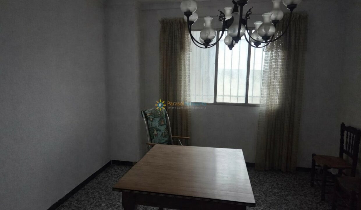 Sala amplia con mesa y sillas