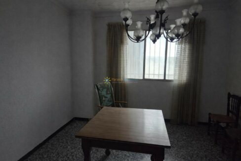 Sala amplia con mesa y sillas