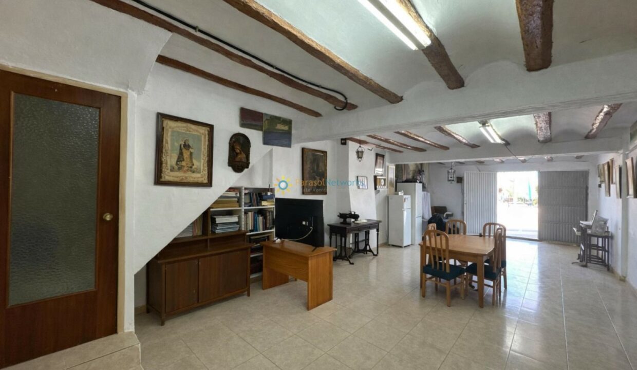 Sala amplia con muebles antiguos