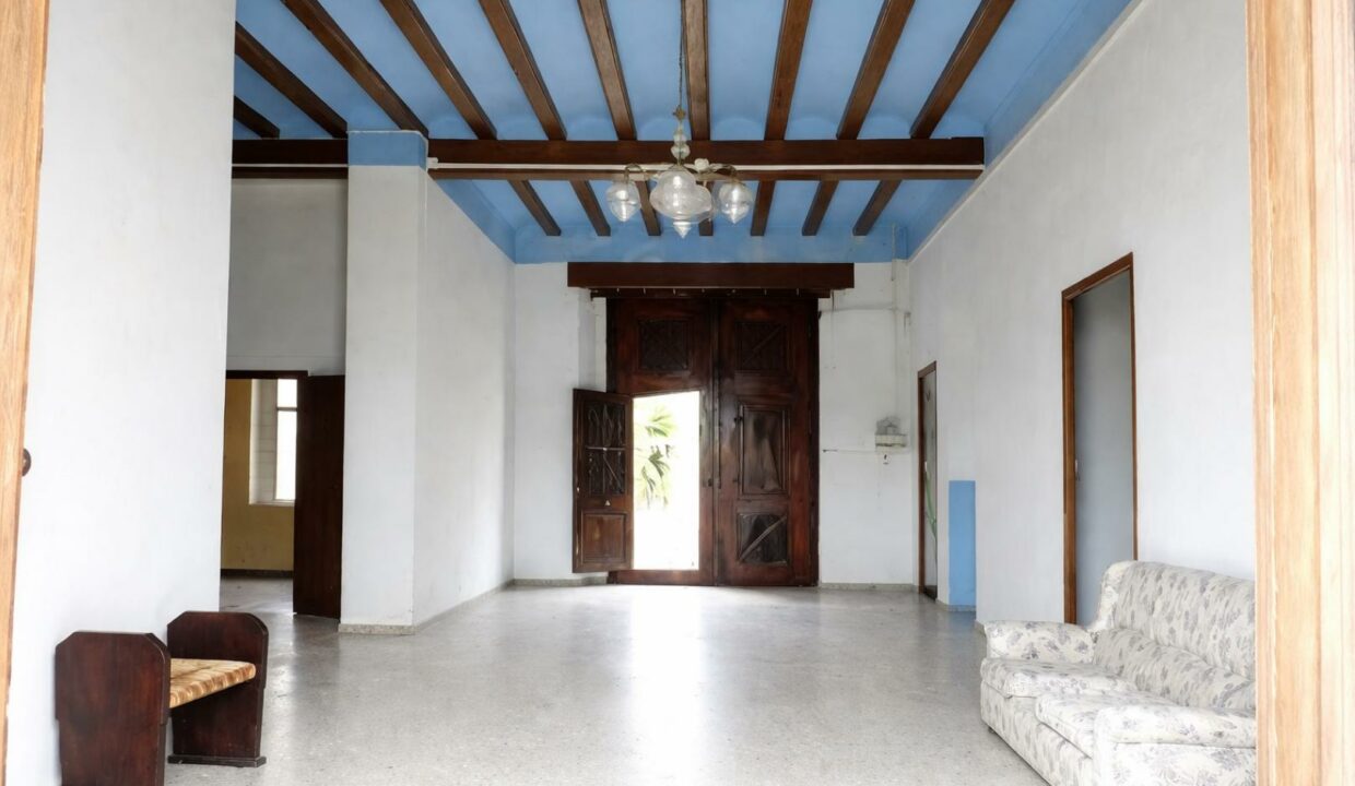 Sala colonial con techo azul y floral